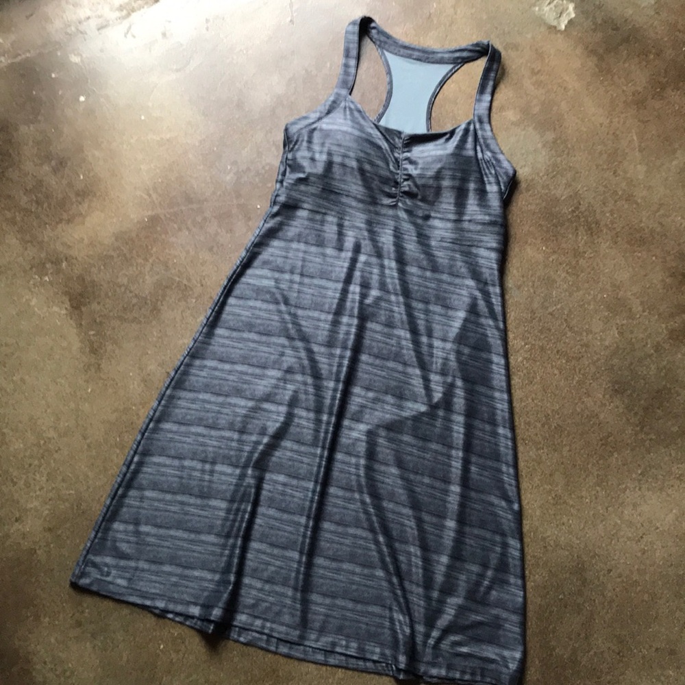 Free motion Athletic dress